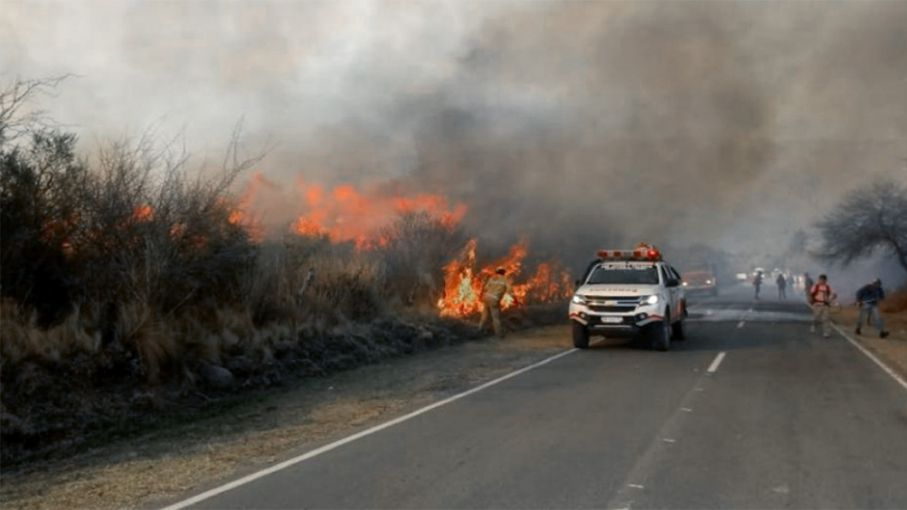 Bomberos continúan con el combate del fuego en dos zonas forestales del norte cordobés