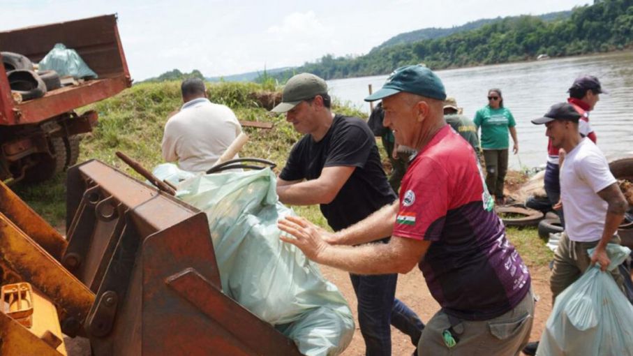 Retiraron más de tres toneladas de basura del río Uruguay en Misiones