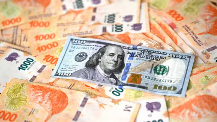 El dólar blue alcanza su máximo mensual mientras la brecha con el oficial supera el 20%